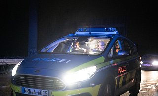 Die Bielefelder Behörde hat nun drei Fotos des mutmaßlichen Gewalttäters veröffentlicht. - Polizei