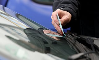 Ein 20-jähriger Bielefelder fuhr einen Ordnungsamtsmitarbeiter an, nachdem dieser ihm ein 55-Euro-Knöllchen ausgestellt hatte. - picture alliance/dpa