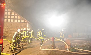 Beim Eintreffen der Feuerwehr drang dichter Rauch aus dem brennenden Aufzuchtstall des Bauernhofes in Levern. - Joern Spreen-Ledebur