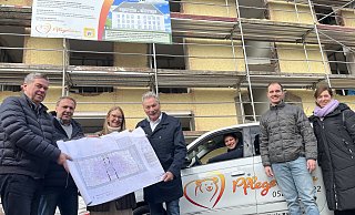 Architekt Theo Stratmann (v.l.), Bauherr Theo Joachim, Lara Joachim, stellvertretender Bürgermeister Dietrich Honervogt, Stefan Gerling, Steffen Sander und Sandra Maynard von den Pflegebären. - Jenny Westhues Architekt Theo Stratmann (v.l.), Bauherr Theo Joachim, Lara Joachim, stellvertretender Bürgermeister Dietrich Honervogt, Stefan Gerling, Steffen Sander und Sandra Maynard von den Pflegebären. - Jenny Westhues