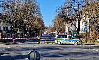 Die Brenkhäuser Straße war am Dienstag während des Großeinsatzes über mehrere Stunden gesperrt. Die Polizei hatte vorsorglich großzügige Sicherheitsmaßnahmen getroffen. - Thomas Kube