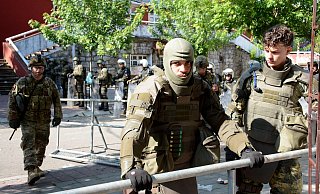 Soldaten der NATO-geführten Kosovo-Truppen (KFOR) ziehen einen Tag nach Zusammenstößen mit serbischen Demonstranten in voller Montur Metallzäune vor ein städtisches Gebäude im Norden des Kosovo. - AFP or licensors