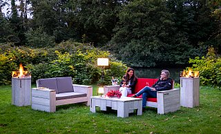 Die Lounge-Möbel von Wittekind sind bei vielen Kunden gefragt. Sie werden aus gebrauchtem Fichtenholz hergestellt. - Oliver Windus