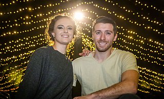 Die Akrobaten Lena und Sven freuen sich auf Weihnachten im Zirkuszelt. - Sarah Jonek Fotografie