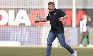 SCP-Trainer Lukas Kwasniok ist angesichts des aberkannten 2:1-Treffers sichtlich erbost und läuft nach dem Abpfiff aufs Spielfeld. Doch zum Glück hält er inne und vermeidet den Kontakt zum Schiedsrichter. - picture alliance/dpa