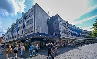 Karstadt geht Ende Januar 2024. Dafür kehrt das Modehaus Sinn an dieser Stelle in die Bahnhofstraße zurück, wie das Unternehmen jetzt mitteilt. - Andreas Zobe