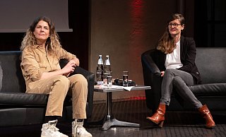 Angeregte Diskussion über „Schlagzeilen-Burnout“ und seine Abhilfe zwischen der Journalistin und Autorin Ronja von Wurmb-Seibel (li.), Christina Kampmann (SPD) und Publikum. - Oliver Krato
