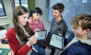 Lernen mit flexiblen Bausteinen: Die Neuntklässler Emma, Tejasveer und Tom haben im Deutschunterricht bei Lehrer Kevin Loock das Thema Erörterung. - Barbara Franke