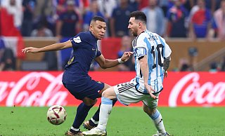 Frankreichs Superstar Kylian Mbappé, hier im WM-Finale gegen Argentiniens Fußballgott Lionel Messi, könnte mit seiner Nationalmannschaft im Sommer 2024 in Bad Lippspringe logieren. - picture alliance/dpa