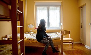 Der Bedarf an freien Plätzen für schutzsuchende Frauen ist auch in Paderborn deutlich größer als das Angebot. - Maja Hitij / dpa