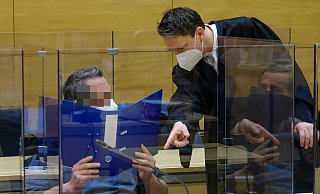 Der Angeklagte Afrim S. mit seinem Verteidiger beim Prozessauftakt. - Archiv: Andreas Zobe