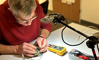 Mit ganz viel Fingerspitzengefühl: Wilfried Zurhorst versucht im neuen Repair-Café herauszufinden, warum der Trafo nicht mehr richtig funktioniert. - Danielle Dörsing