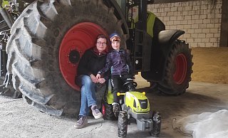 Katharina von Ruschkowski, Journalistin und Landwirtin, mit Tochter Charlotte (6). - Svenja Ludwig