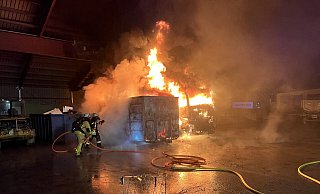 An vergangenen Freitagmorgen musste die Feuerwehr Höxter einen brennenden Lkw und einen brennenden Container löschen. Die Ursache lässt aufhorchen. - Feuerwehr Höxter