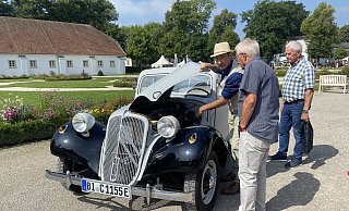 Ein Oldtimer zieht staunende Blicke auf sich: Die stilvolle französische Limousine wurde zum Elektro Auto umgerüstet. - Julia Spiekerkötter