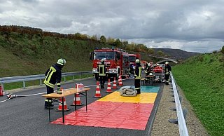 Noch während sich die Einsatzkräfte mit den beschriebenen Chemieschutzanzügen ausrüsteten, konnte durch weitere Einsatzkräfte ein Dekontaminationsplatz aufgebaut werden. - Andreas Frewer