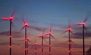Die nächtliche Sicherheitsbeleuchtung von Windrädern ist auch im Paderborner Land mehrfach kritisiert worden. - Patrick Pleul
