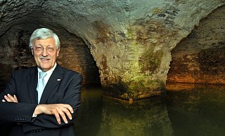 In diesem Bild aus seiner zweiten Amtszeit steht Heinz Paus im Quellkeller der Kaiserpfalz. Dieser Ort verkörpert für ihn die Stadt des Wassers und zugleich die große Paderborner Geschichte. - Reinhard Rohlf