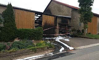 Die Feuerwehr konnte ein Übergreifen der Flammen vom Zwischenbau auf benachbarte Scheunenbereiche verhindern. - FFW Borgentreich/Göke