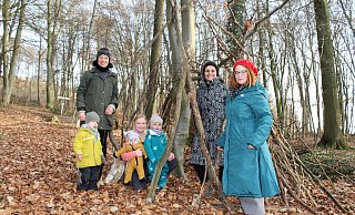 Janine Lütkemeier mit ihrem zweijährigen Sohn Marten (v.l.), Mareike Rieger mit ihren Töchtern Nea (6 Monate) und Kari Anni (2), Maria Papakosta-Schurkus und Augustine Gueffroy wollen gemeinsam mit noch anderen Eltern einen Waldkindergarten in Rödinghausen auf die Beine stellen. - Anastasia von Fugler