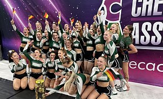 Das Wildcats-Team „Rebellious“ feiert ausgelassen mit der EM-Trophäe. - European Cheerleading Association