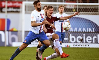 Am 19. Dezember 2015 bestritt Adriano Grimaldi (l.), hier im Duell gegen FCN-Akteur Patrick Erras, sein bislang letztes Spiel gegen Nürnberg. Mit dem 1. FC Heidenheim kassierte er damals eine 0:3-Heimpleite. - picture alliance / dpa
