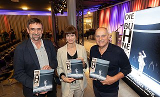 Besondere Ehre für das Bielefelder Theater: Detlef Brandenburg vom Magazin „Die deutsche Bühne“ und die Intendanten-Doppelspitze Nadja Loschky und Michael Heicks halten druckfrische Exemplare in Händen. - Oliver Krato