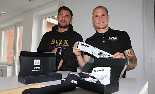 Der Paderborner Maximilian Steinmüller (l.) und Profifußballer Sven Michel haben zusammen ein Start-Up gegründet. Unter dem Firmennamen Svax Sports haben sie Sportsocken entwickelt. - Uwe Müller