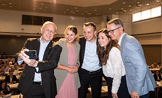 Auch auf Social Media vertreten: Christoph Rüther (v. l.), Corinna Rotte, Paul Ziemiak, Christin Buschmeier und Carsten Linnemann machen beim CDU-Parteitag ein Selfie. - Julia Spiekerkötter