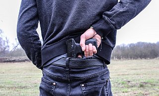Mit seiner Schusswaffe erbeutete der Täter Bargeld und Zigaretten. - Pixabay (Symbolfoto)