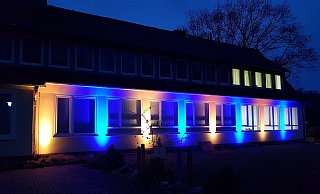 Im Dorfgemeinschaftshaus in Vehlage fanden bis vor Kurzem geflüchtete Menschen aus der Ukraine einen sicheren Ort. In dieser Zeiterstrahlte das Haus in den Farben der ukrainischen Flagge in Blau-Gelb. Jetzt kamen hir Dorfbewohenr mit dem Bürgermeister und ihrem Ortsvorsteher ins Gepräch. - Larissa Ertner-Stolpmann/Dorfgemeinschaft Vehlage