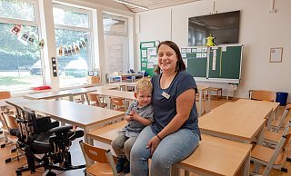 Lisa Kröger, einer der Lehrerinnen am Schulstandort in Hiddenhausen, und Sohn Jannis fühlen sich sichtlich wohl. Auch bei den Schülerinnen und Schülern kommen die neuen Räume gut an. - Ralf Bittner