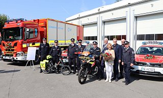 Beim Löschzug Delbrück freuen sich über den Fahrzeugzuwachs (v. l.) Frederic Mühlbrandt, Mike Gausemeier, Josef Klocke und Ralf Wunderlich von der Löschzugführung, Wehrführer Johannes Grothoff, Bürgermeister Werner Peitz, Brigitte Wecker-Brökelmann, Fachbereichsleiterin Bürgerdienst, Diakon Rudolf Voß sowie die beiden stellvertretenden Wehrführer Ralf Fischer und Heinz-Josef Noje. - Feuerwehr Delbrück