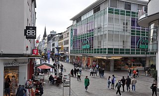 Kundinnen und Kunden müssen sich in der Paderborner Innenstadt vermehrt auf kürzere Öffnungszeiten einstellen. - Simon Schulz