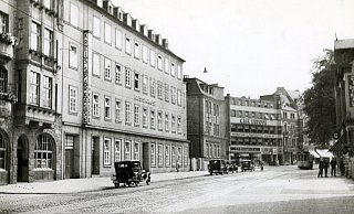 Die damalige Kreissparkasse um 1929 - im Hintergrund das Café Europa. Die historische Fassade wurde nach fast 100 Jahren jetzt wiederhergestellt. - Stadtarchiv Bielefeld