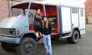 Das Paar Nadine Sork (30) und Leon Schmitz (25) baut zusammen einen Oldtimer-Feuerwehr-Wagen Steyr 690 um. - Lena Kley