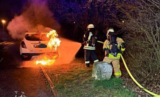 Die Feuerwehr Lüchtringen rückte aus, um die Fahrzeuge zu löschen. - FFW Höxter