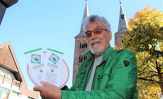 Mit Flyern und Teller wirbt der Höxteraner Seniorensprecher Manfred Jouliet für das größte gemeinsame Weihnachtsessen, das es in der Stadt Höxter je gegeben hat. - David Schellenberg