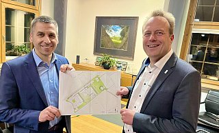 Partner für das Zukunftsprojekt am Airport sind Chefs-Culinar-Geschäftsführer Christian Moll (r.) und Bürens Bürgermeister Burkhard Schwuchow. - Jens Reddeker