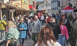 Den Genuss von Speisen konnten die Besucher am Sonntag mit einem Bummel durch die verkaufsoffene Lübbecker Innenstadt verbinden. - Alexandra Stratmeier