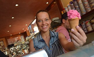 Vivian Degrassi-Raballo in ihrem Geschäft am Mathildenplatz. Gemeinsam mit ihrem Mann Stefano Raballo beteibt sie die Eisdiele seit letzter Saison. - Alexander Lange