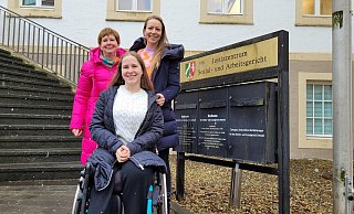 Erleichterung pur: Anna Tiemann, ihre Mutter Silvia und Schwester Isabell freuen sich über das Gerichtsurteil. - Sebastian Radermacher