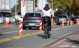 Für die Zeit des Verkehrsversuchs auf der Detmolder Straße gibt es beidseitig eigene Radspuren im Fahrbahnbereich. - Niklas Tüns
