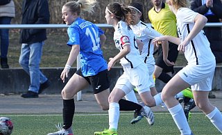 Arminias neue B-Juniorin Sophia Pauli, Torschützin im Derby gegen Gütersloh, läuft ihren Gegenspielerinnen davon. Foto: Unger - Peter Unger