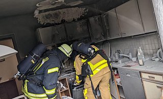 Den Schaden beziffert die Polizei auf rund 15.000 Euro - die Küche ist hinüber. - FFW Höxter