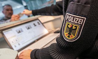 Bundespolizisten holten bei der Passkontrolle am Flughafen gleich zwei gesuchte Bielefelder aus der Menge der Reisenden. - Bundespolizei