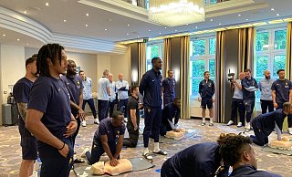 Die französischen Stars beim Training der anderen Art: Antoine Griezmann, Kylian Mbappé, Kingsley Coman, Dayot Upamecano und Teamkollegen üben an Puppen Wiederbelebung. - Huth/Horstmann