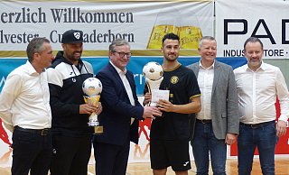 Schirmherr Michael Dreier übergibt die Siegerpokale an den Delbrücker Kapitän Hasan Dere und Trainer Jeffrey Addai. Turnierchef Thomas Dreßler (l.), Achim Frohß von der Sparkasse (2.v.r.) und SV-Heide-Vorsitzender Thomas Wilmes (r.) freuen sich mit. - Jochem Schulze