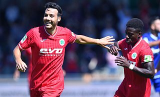 Alles sieht danach aus, als trage Nico Buckmaier (links) demnächst das Trikot des FC Gütersloh. Hier ist er noch im Dress von Rot-Weiß Oberhausen zu sehen. - picture alliance