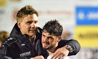 Umarmung für den Siegtorschützen: Rödinghausens Sportchef Alexander Müller herzt Vincent Schaub. - Joel Beinke